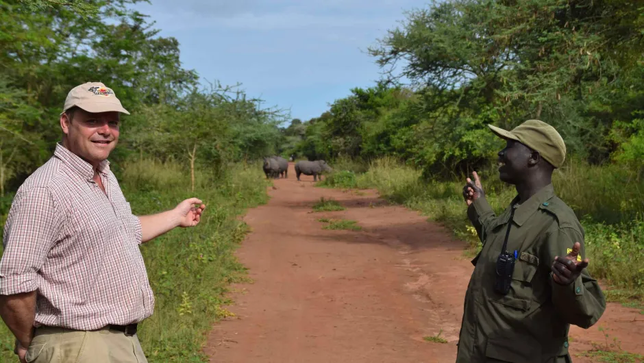 Unser Uganda Spezialist Sander auf Safari mit lokalem Guide.