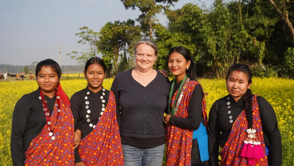 Unsere Reiseexpertin für Nepal, Maaike, zusammen mit einheimischen nepalesischen Frauen.