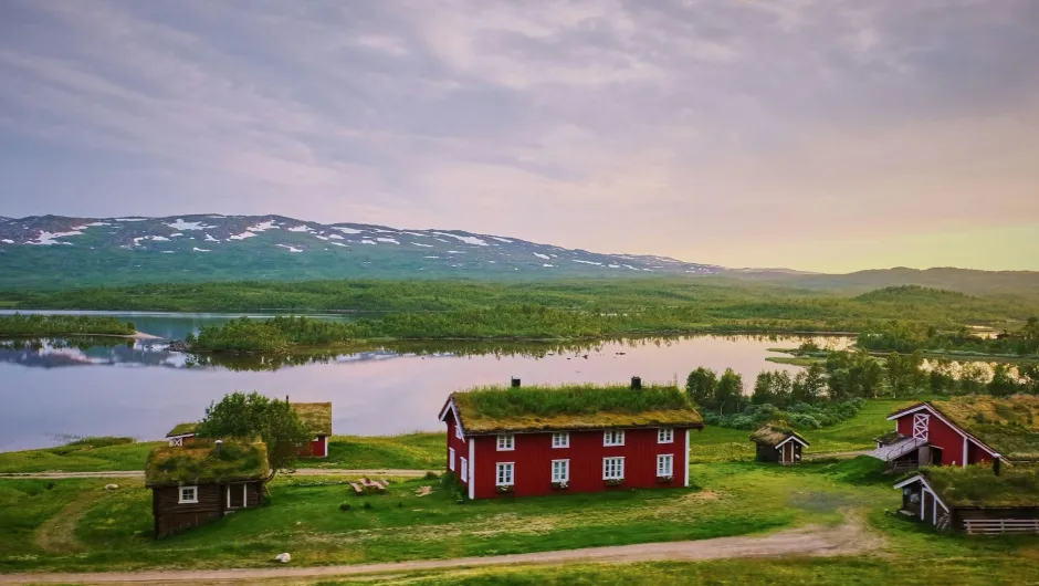 Rote Häuser und Natur entdecken bei deiner Schweden Reise.