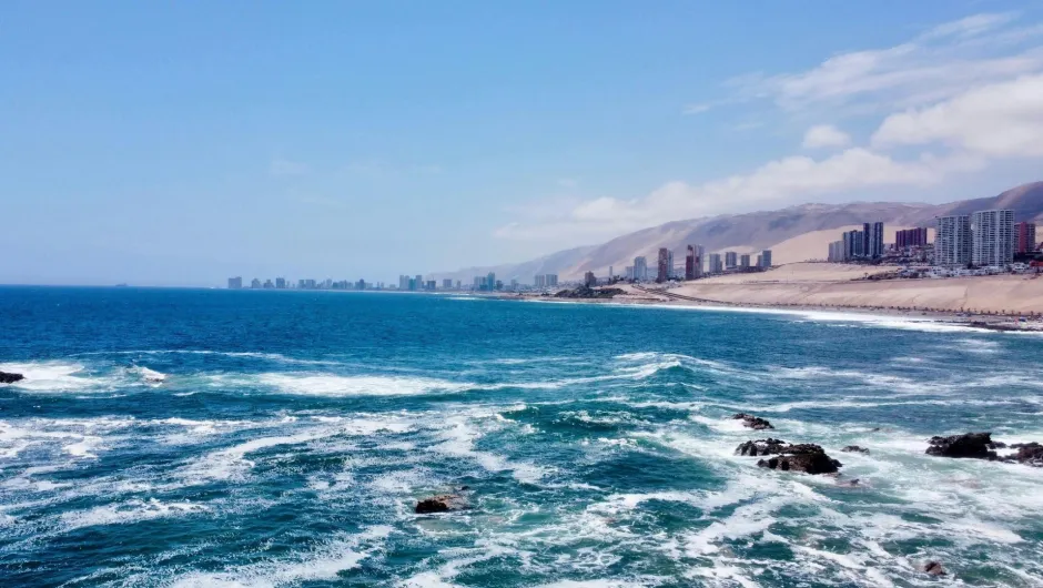 Die endlosen weiten der Küste in Chile mit vereinzelten Wolkenkratzer entlang der Küste.