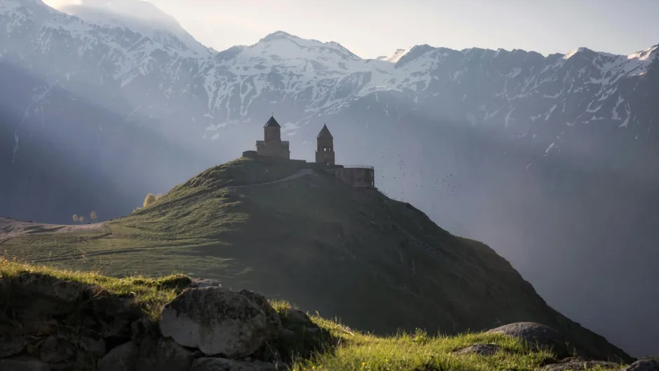 Ein Kloster in den Bergen Georgiens.
