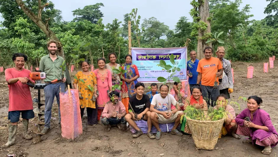 Community Plantation Project von Green Intelligence - Gruppenfoto von Einheimischen.