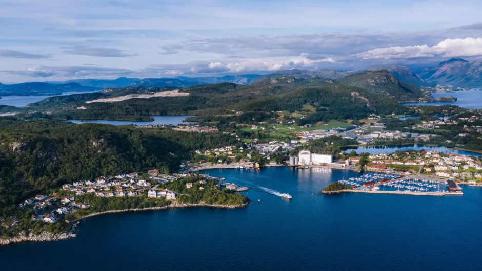 Luftaufnahme der Stadt Stavanger in Norwegen mit weitem Blick uaf den Hafen, die Küste und die Berge.