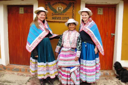 Drei Frauen stehen vor einer Unterkunft des Homestays im Colca Canyon Peru