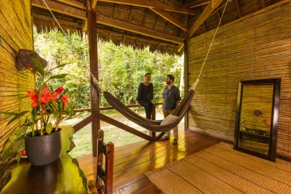 Zwei Personen stehen im Raum der Amazonas Lodge in Peru
