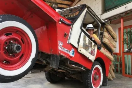 Die bunten Willys Jeeps sind bekannt in der Kaffeezone von Kolumbien