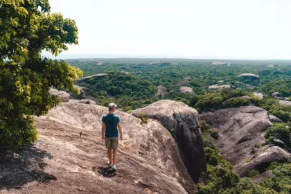 Ein Mann bestaunt die Aussicht während seiner Sri Lanka Reise