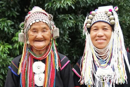 Zwei lokale Frauen der Akha in Thailand