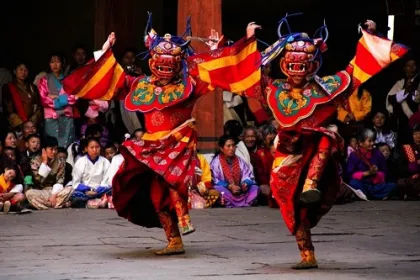 Traditionell maskierte Tänzer in Bhutan