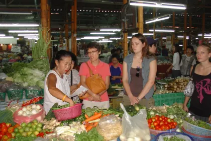 Verkauf von Lebensmitteln bei einem Marktbesuch