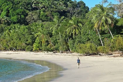 Rondreis Costa Rica Manuel Antonio strand met man