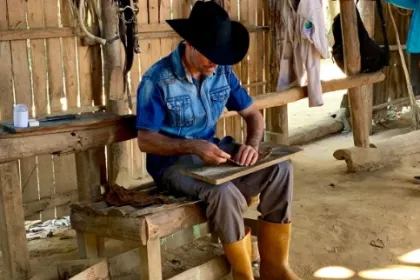 Ein Mann rollt eine Zigarre uin Kuba