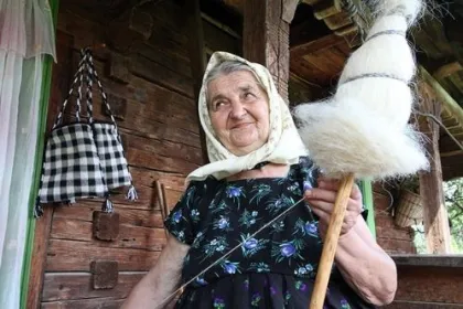 Einheimische im Dorf Breb in Rumänien