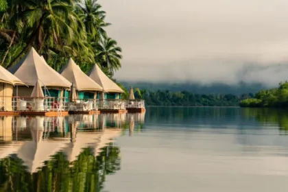 Die 4 Rivers Floating Lodge liegt direkt am See und Regenwald
