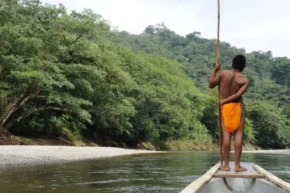 Ein Ureinwohner der Embera auf einem Boot