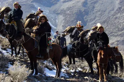Verschieden Reiter in der Mongolei mit ihren Adlern beim Adlerfest