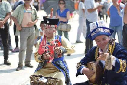 Zwei Mongolen musizieren in Ulanbaataar