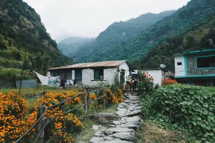 Zwei Wanderer gehen in eine Lodge in Nepal