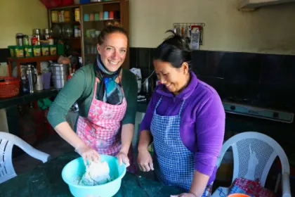 Eine Reisende kocht zusammen mit einer lokalen Köchin in Nepal Momos