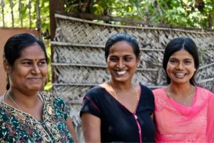 Drei Frauen in Sri lanka lachen in die Kamera