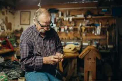 Ein Mann bei Herstellung einer Flöte