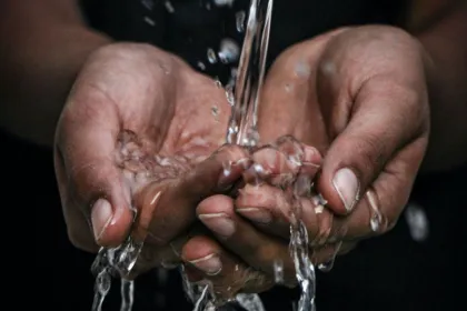 Zwei Hände fangen Wasser auf