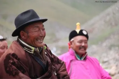 Zwei Mongolen lachen zusammen
