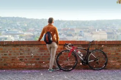 Ein Mann bei einer Fahrradtour in Argentinien