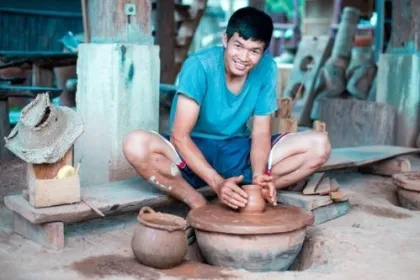 Ein Töpferer in Laos