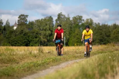 Zwei Radfahrer während der Skandinavien Rundreise in Finnland
