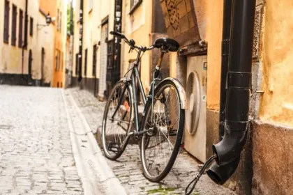 Ein Fahrrad steht in der Gamla Stan in Stockholm