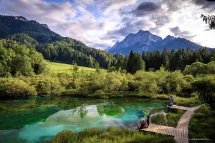 Slowenien Reise - Reisende an einem See mit türkisblauem Wasser.