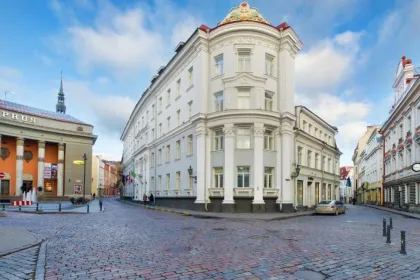 Große weiße Hotel im Zentrum der Stadt von Tallinn, Estland.