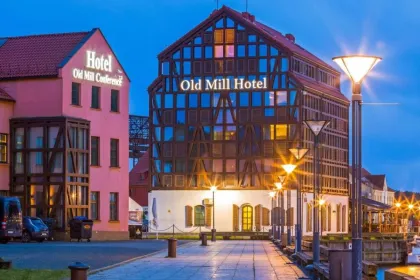 Hotel im Barnstil neben einem Kanal in Klaipeda, Litauen.