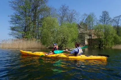 Zwei Personen auf einer Kayak Boat auf einem See.