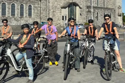 Radfahrer mit Fahrrädern in Galway, Irland.