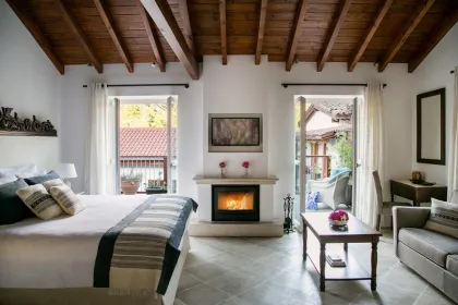 Luxuriöses Hotelzimmer mit einem Doppelbett und Sofa.