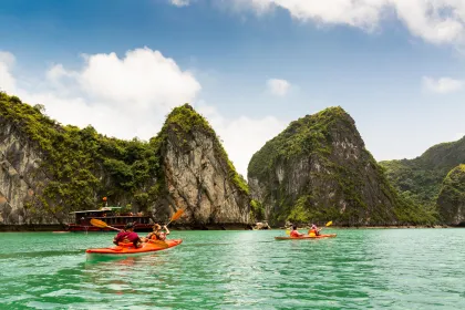 Kayaking in Ha Long Bucht, Vietnam.