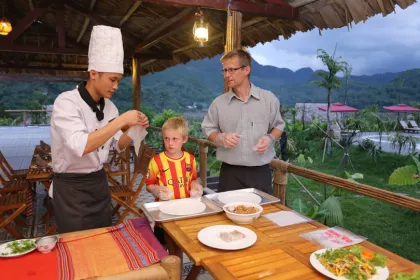 Sohn und Vater bei einem Kochkurs, Vietnam.