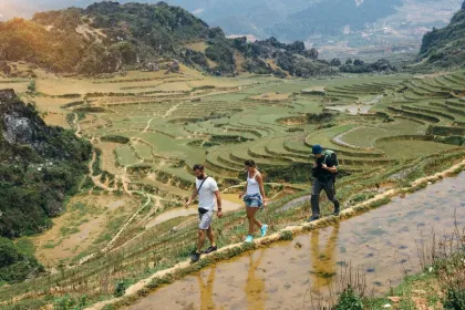 drei Wanderer auf dem Berg in Sa Pa, Vietnam.