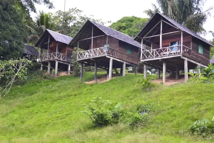 Hohe Lodge aus Holz, Suriname.