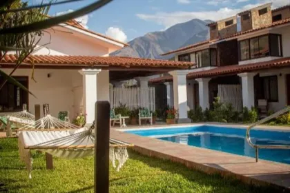 Lodge hotel mit Pool und Berge im Hintergrund.