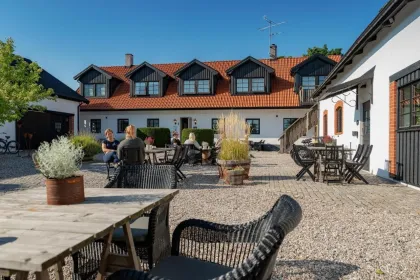 Hotel in Skivarp mit einen schönen Sitzgelegenheit draussen in der Sonne.