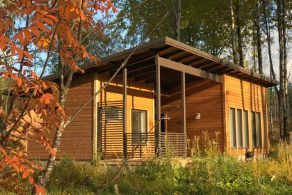 Holzhütte im Wald in Taipalsaari, Finnland.