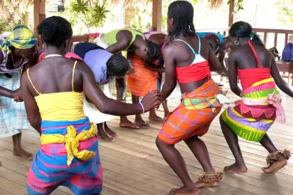 Traditioneller Tanz von surinamischen Lokalen.