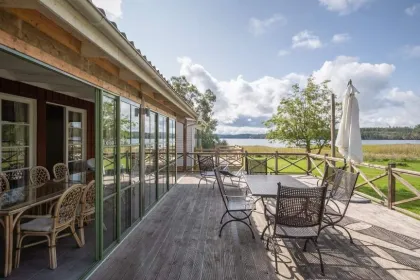 Apartment in Gränna mit terasse und einen Aussicht zum Strand.
