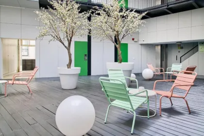 Unterkunft Hotel mit Terasse und Stühle wo man sich unterhalten kann.