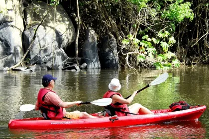 Kayaking auf dem Fluss in Suriname.