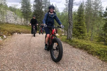 Gruppe von Radfahrern auf dem Berg, Finnland.