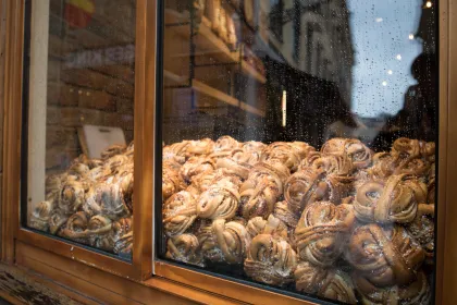 Zimtschnecken backen.